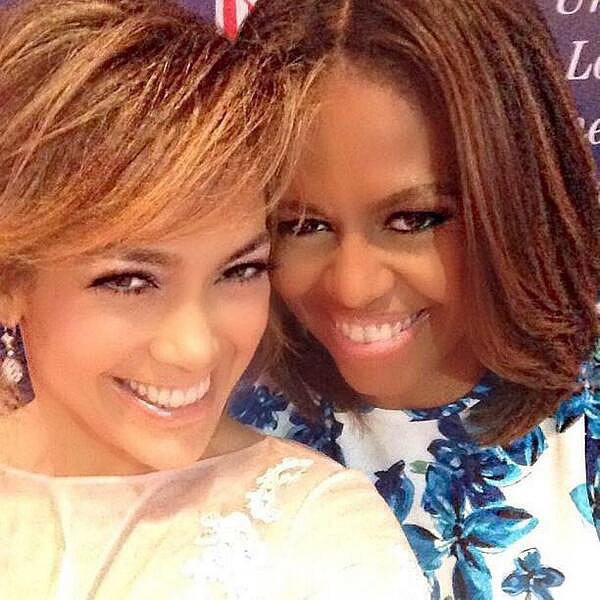 Jennifer Lopez e a primeira dama dos EUA, Michelle Obama, foram só sorrisos para a câmera (Foto: Twitter)