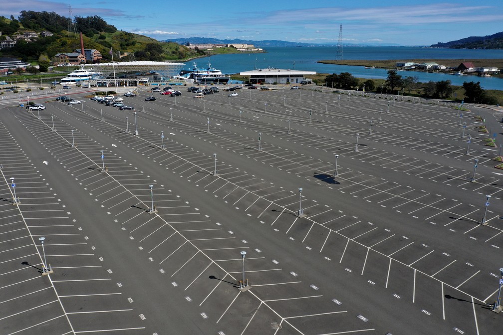 Foto aérea mostra o estacionamento vazio no terminal Golden Gate Ferry em Larkspur, na Califórnia, nesta segunda-feira (30) — Foto: Justin Sullivan/Getty Images/AFP