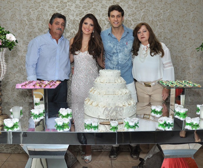 Kamila e Eliéser com os pais do noivo (Foto: Arquivo pessoal)