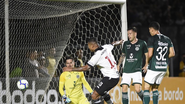 Guarín fez o primeiro gol do jogo