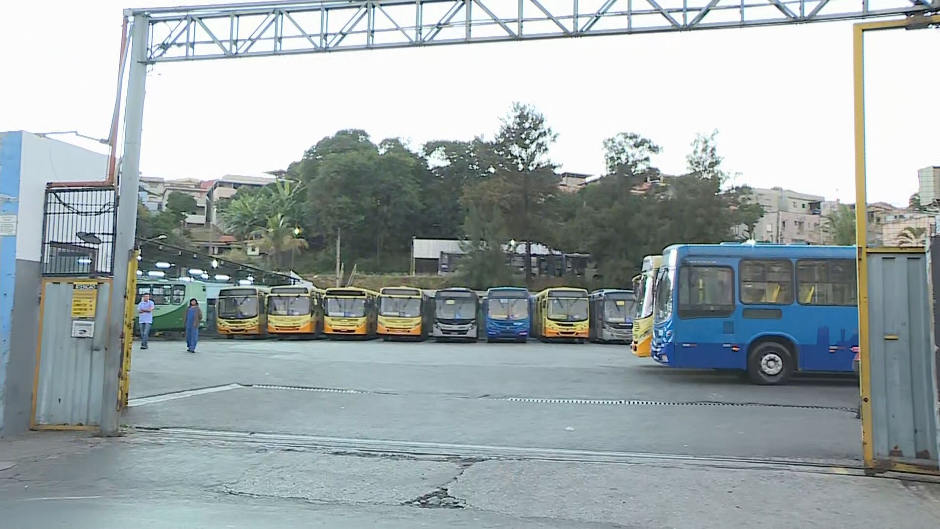 Funcionários da Transoeste param mais uma vez e ônibus não saem da garagem neste sábado em BH