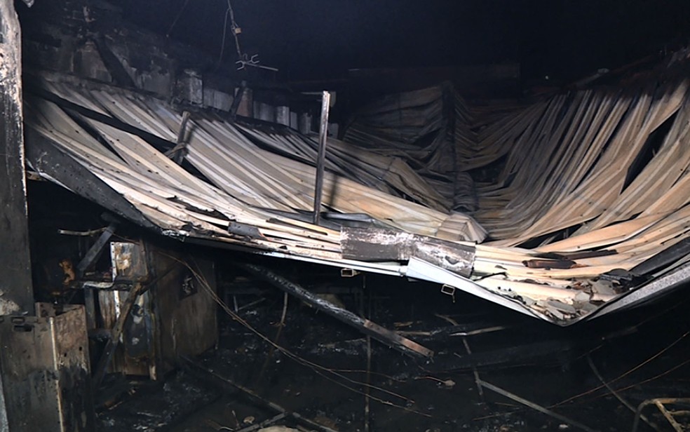 Telhado da AssociaÃ§Ã£o para Pessoas com DeficiÃªncia de Mogi Mirim cedeu sobre os equipamentos e mÃ³veis durante o incÃªndio. â Foto: ReproduÃ§Ã£o/EPTV