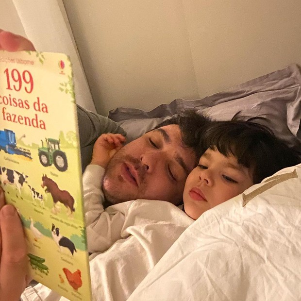 Ex-BBB Cézar Lima lê historinha para o filho, Vicente (Foto: Reprodução/Instagram)