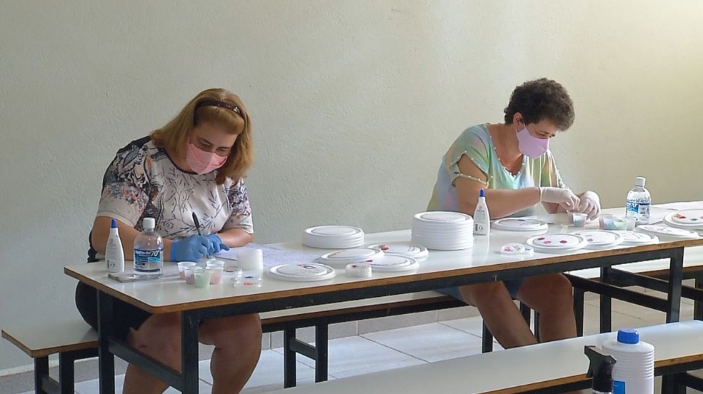 Voluntários escrevem mensagens de esperança em tampas de marmitas para pacientes de Santas Casas da região de Araçatuba — Foto: Reprodução/TV TEM