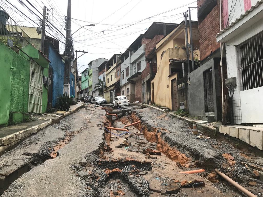 Chuva abriu cratera em rua de Macaé, no RJ — Foto: Frederico Mesquita/Inter TV