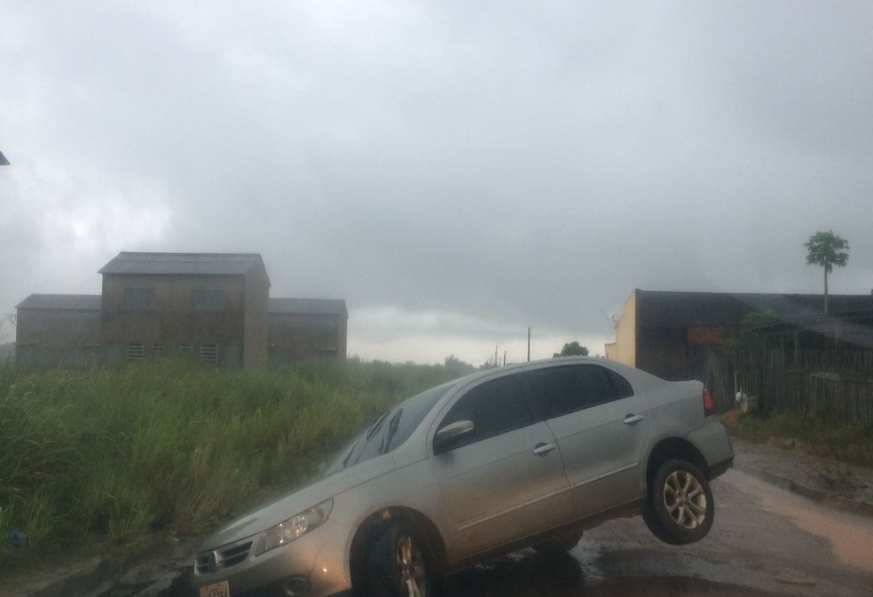 Carro caiu em buraco durante a chuva na manhã desta segunda (12) (Foto: Arquivo pessoal)