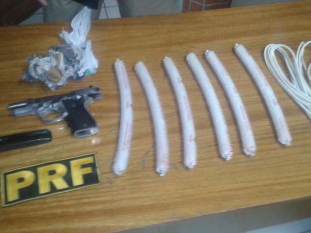 Bananas de dinamite também foram apreendidas na blitz (Foto: Polícia Rodoviária Federal)