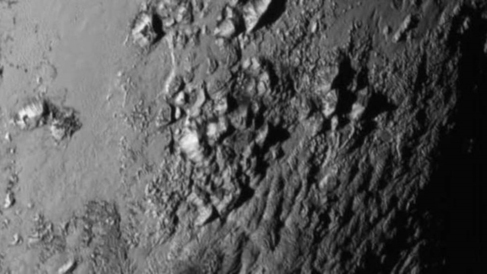 Montanhas geladas de Plutão em imagem captada pela New Horizons (Foto: Nasa-JHUAPL-SWRI)