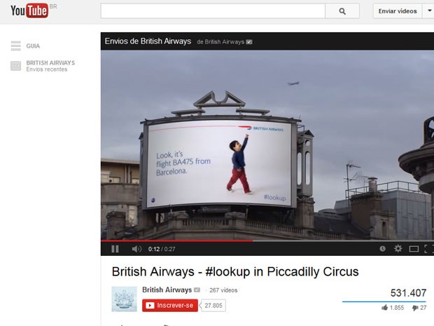 Outdoor interativo indica nº e local de partida de avião que sobrevoa placa (Foto: Reprodução/YouTube)