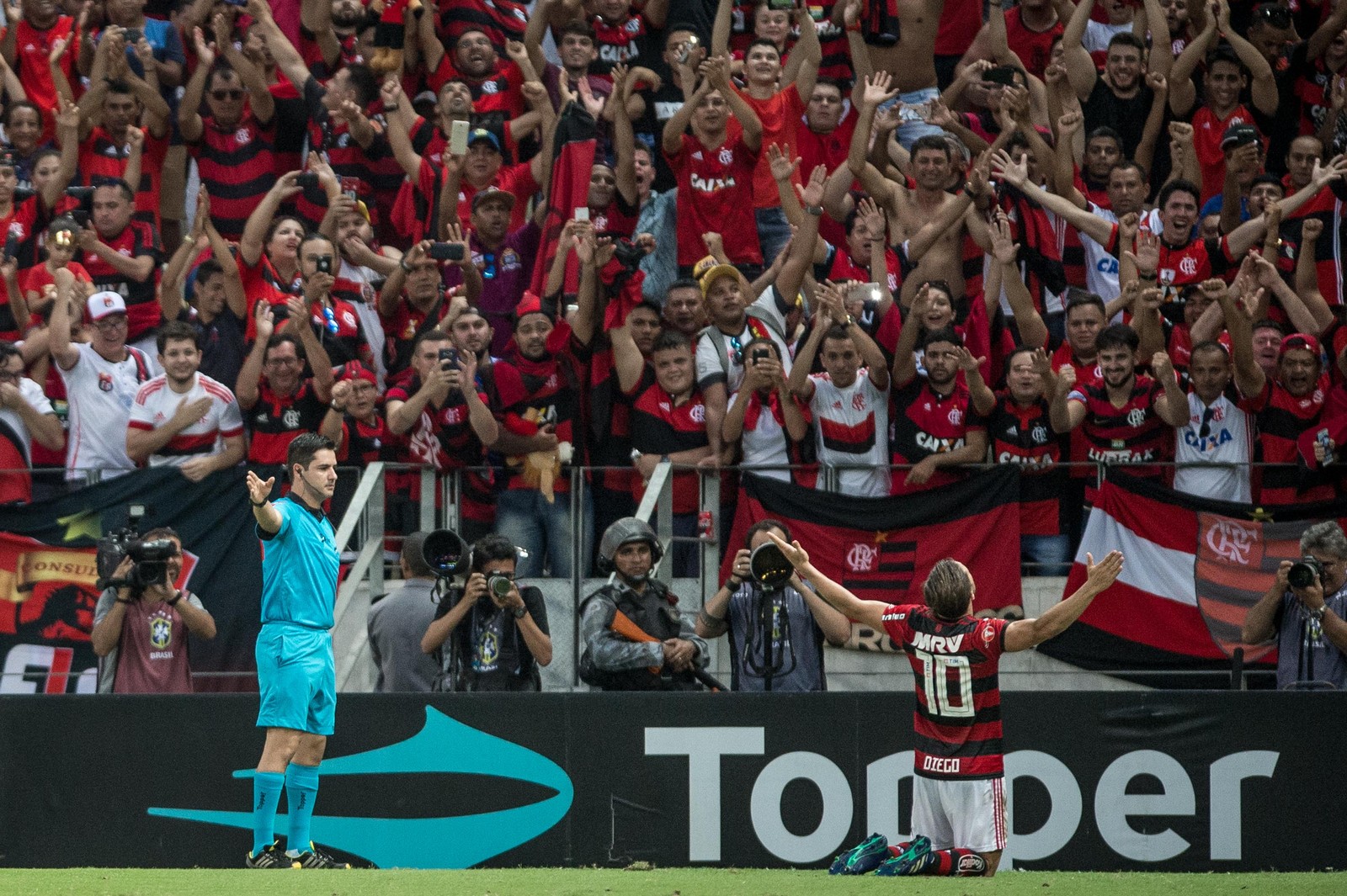 Diego troca empurrões por abraços e sai por cima após dias de muito calor humano