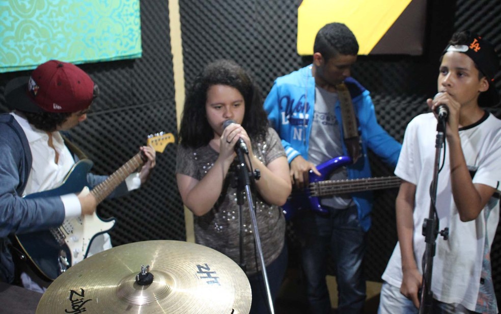 Oficina musical é um dos serviços prestados gratuitamente pela produtora cultural A Banca no Jardim Ângela, Zona Sul de São Paulo — Foto: Evellyn Gomes/A Banca/Divulgação
