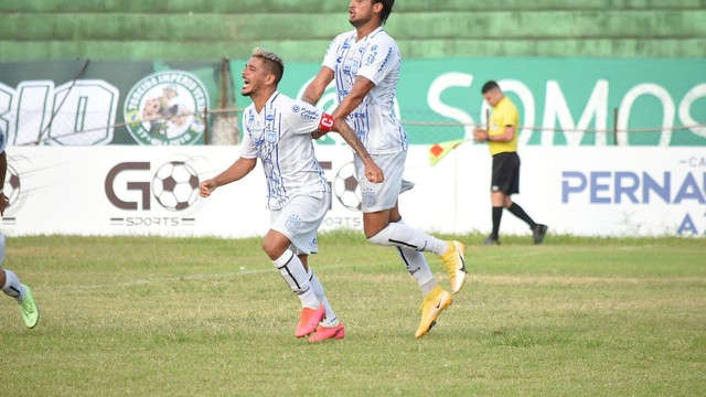 Diogo Peixoto comemorando gol 