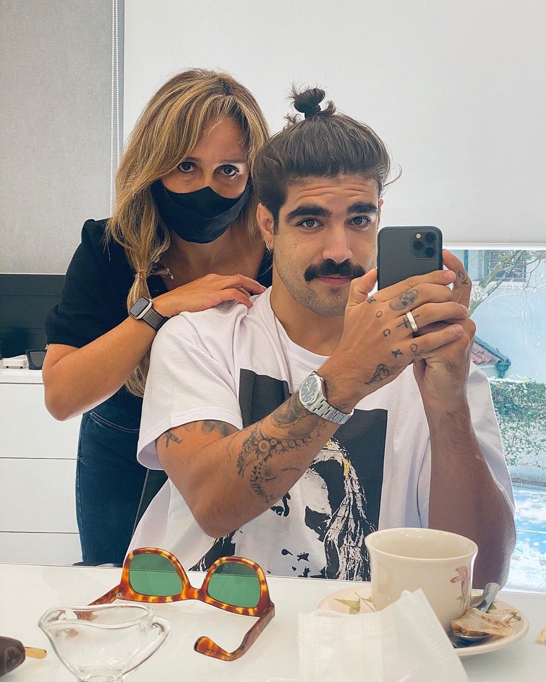 Caio Castro faz selfie para mostrar visual e fãs notam Grazi na camiseta (Foto: Reprodução/Instagram)