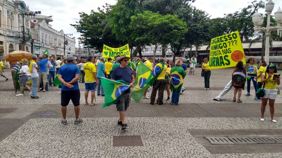 Protesto a favor de Bolsonaro na manhã deste domingo (15), em Juiz de Fora (MG) — Foto: Rodrigo Souza/TV Integração