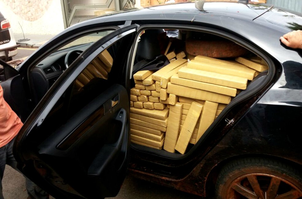 O sedã de luxo carragado com maconha e munição era conduzido por um jovem de 17 anos (Foto: Polícia Civil de Assis/Divulgação)