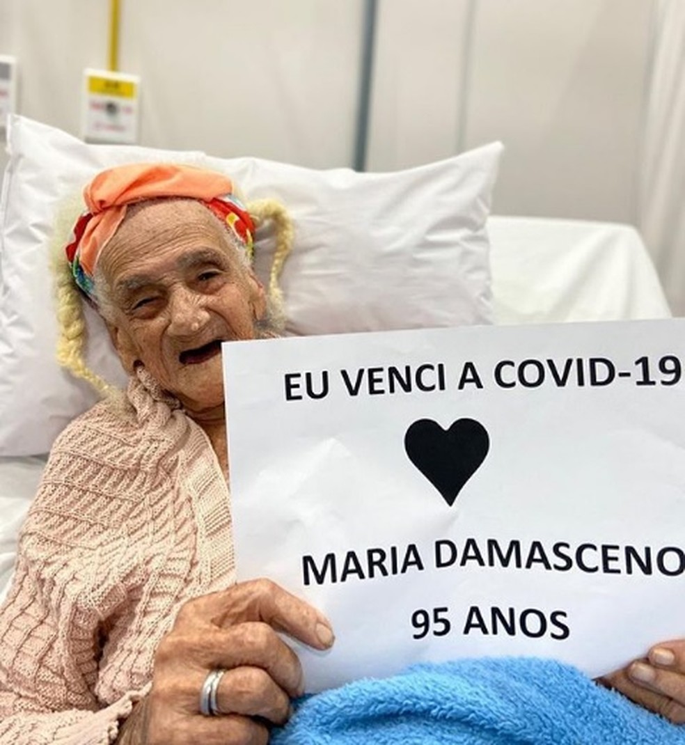 Idosa de 95 anos teve alta após se recuperar da Covid-19 — Foto: Prefeitura de Salvador / Divulgação