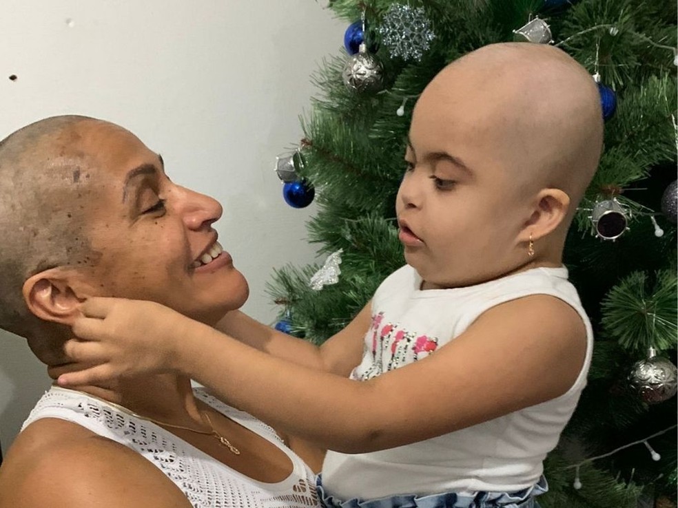 Pais de Maria Luiza ressignificaram a queda dos cabelos da filha ao rasparem em ato de apoio — Foto: Luciana Sena Mendes/Arquivo pessoal