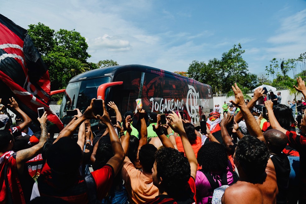 &Ocirc;nibus do Flamengo deixa o Ninho &mdash; Foto: Andr&eacute; Dur&atilde;o / GloboEsporte.com