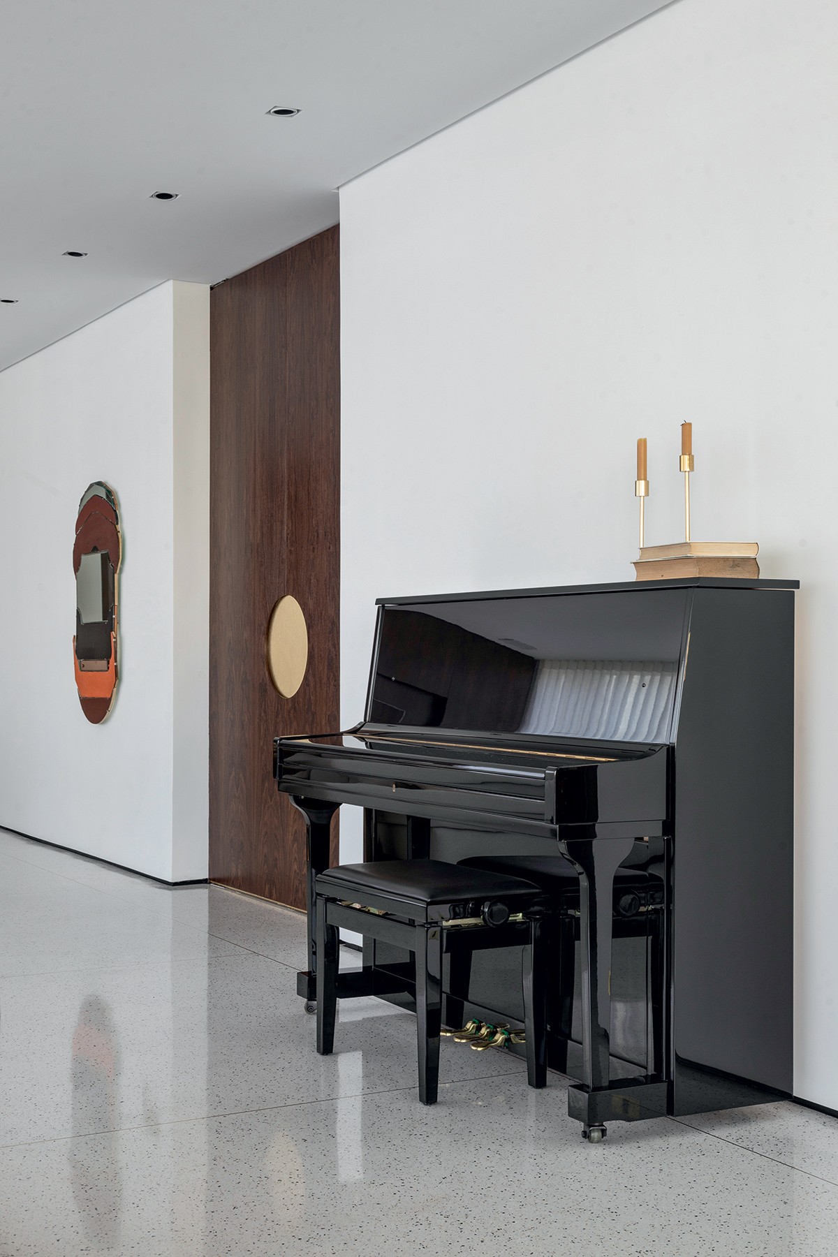 A porta de entrada do apê fica entre a obra de Henry Krokatsis, na Galeria Leme, e o piano, que remete à infância de Leonardo Cirino (Foto: Ruy Teixeira / Divulgação)