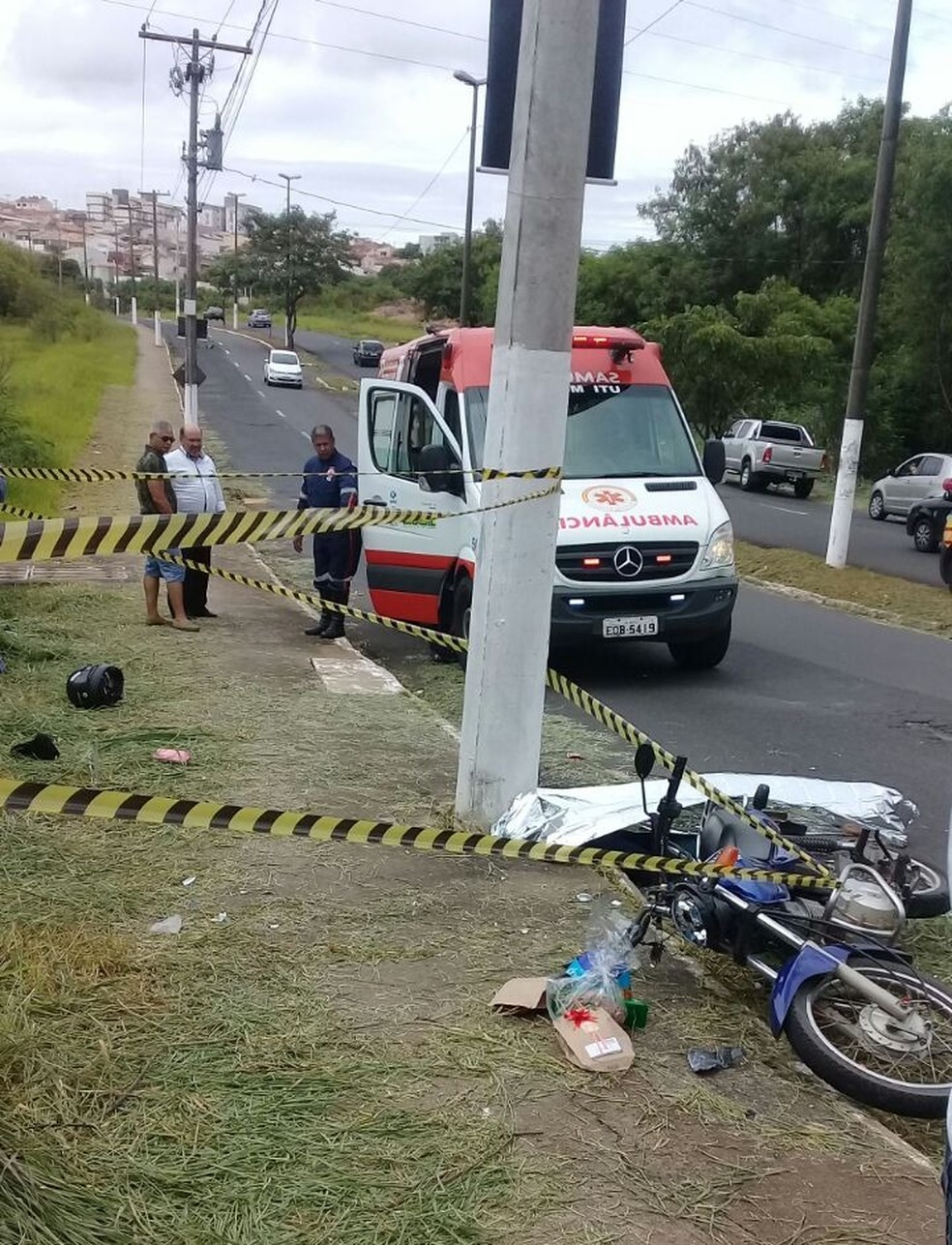 Motociclista morreu após bater contra poste em Marília  (Foto: Jornal do Povo / Divulgação )