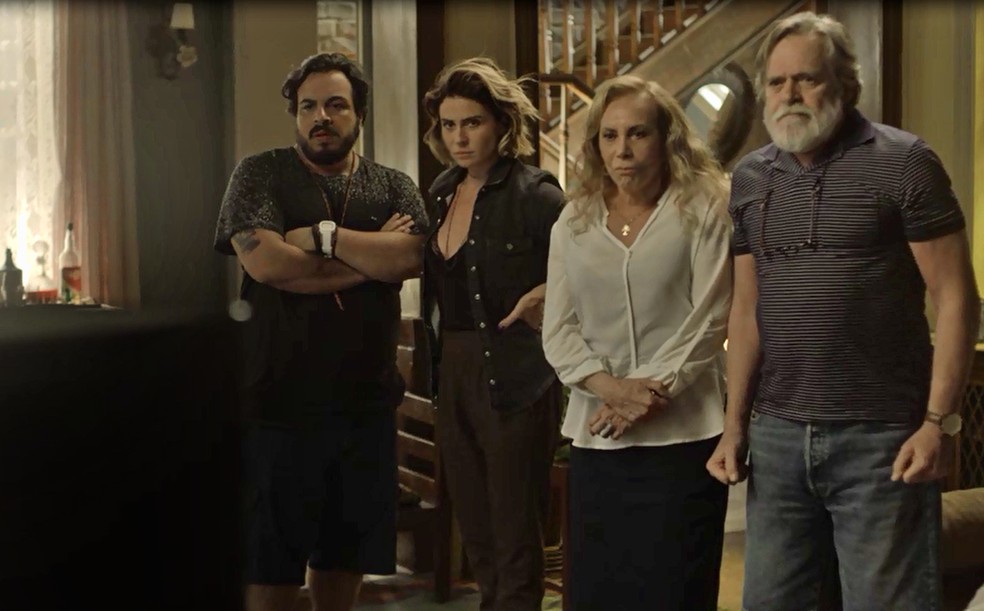 Luzia se reúne com a família Falcão para assistir às mentiras de Karola na TV (Foto: TV Globo)