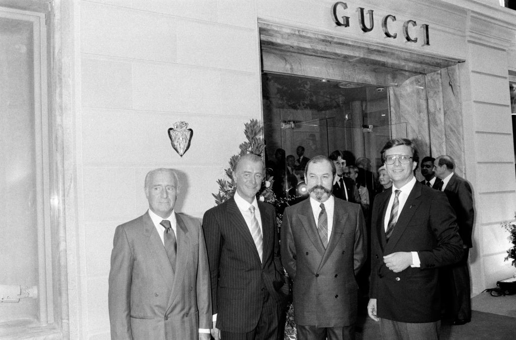 Giorgio Gucci, ao centro, ao lado de familiares em Paris em 1983 (Foto: Laurent MAOUS / Colaborador via Getty Images)