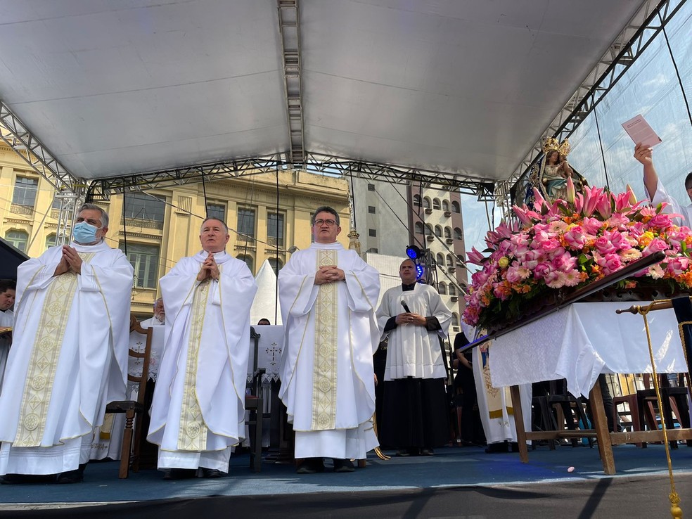 Altar da missa campal em frente a Catedral em Santos — Foto: Matheus Croce/g1Santos