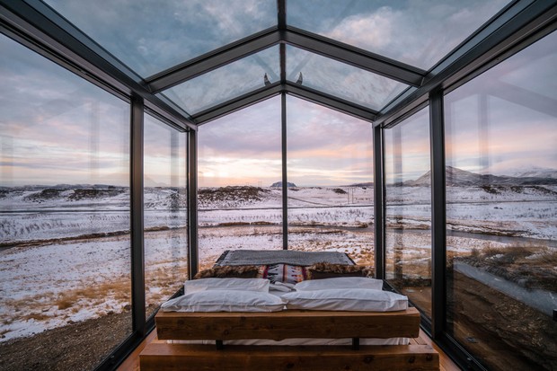 Em chalé de vidro, na Islândia, é possível assistir Aurora Boreal sem sair da cama (Foto: Divulgação)