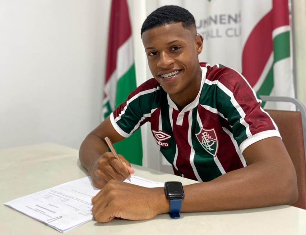 Marcos Henrique assina seu primeiro contrato profissional com o Fluminense — Foto: Divulgação