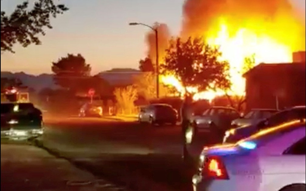 Parada de trailers em chamas em Ridgecrest — Foto: World Central Kitchen / via Reuters