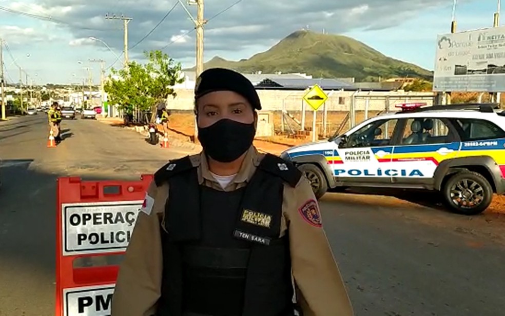 Policiais militares 'viram' jornalistas e gravam vídeos para divulgar ocorrências nas redes sociais em MG — Foto: Polícia Militar