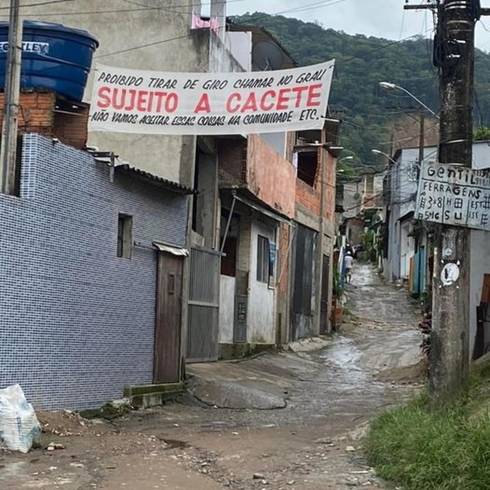 Comunidade da Barreira também colocou faixa em Guarujá, SP — Foto: Reprodução/Tudo Sobre o Guarujá