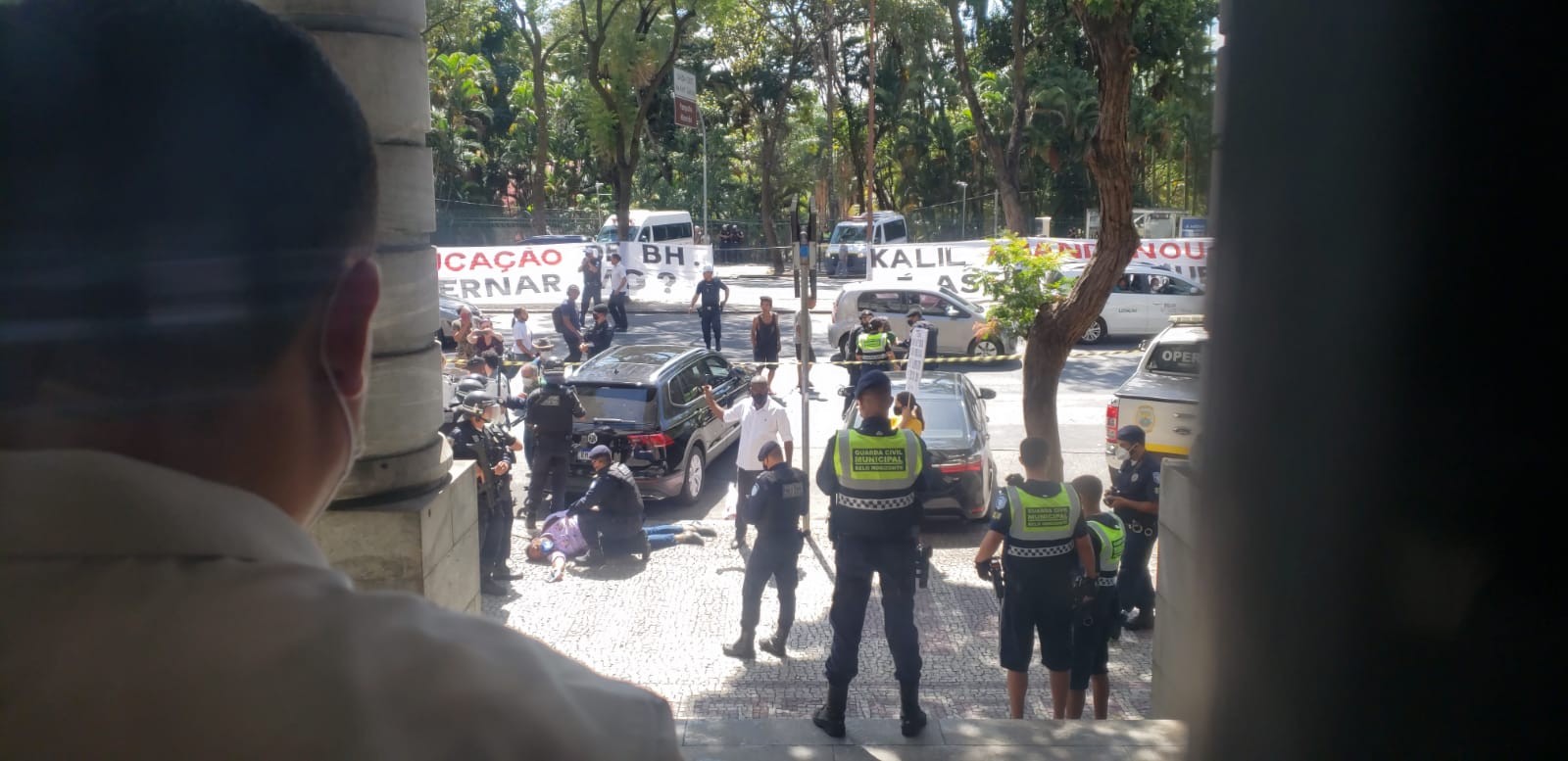 Manifestação em frente à prefeitura de BH termina em tumulto, e servidores da educação denunciam agressão