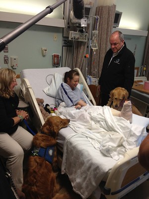 Lee Ann Yanni recebe a visita de Ruthie e Luther antes de passar por uma cirurgia na perna esquerda (Foto: Divulgação/Lutheran Church Charities)