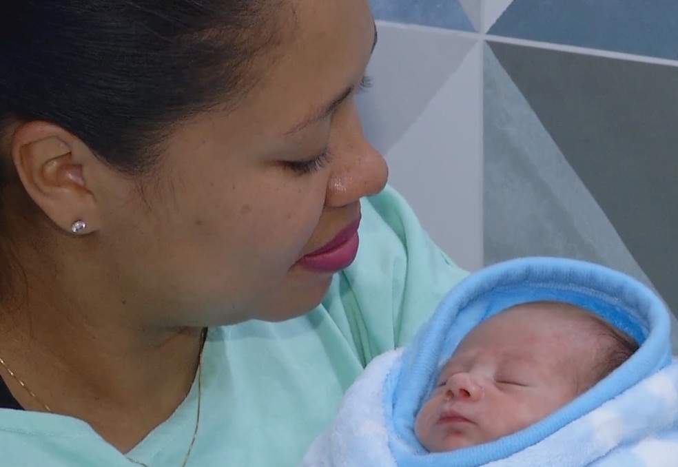Técnica de hidroterapia ajuda a tirar irritabilidade dos bebês  — Foto: Reprodução/TV TEM