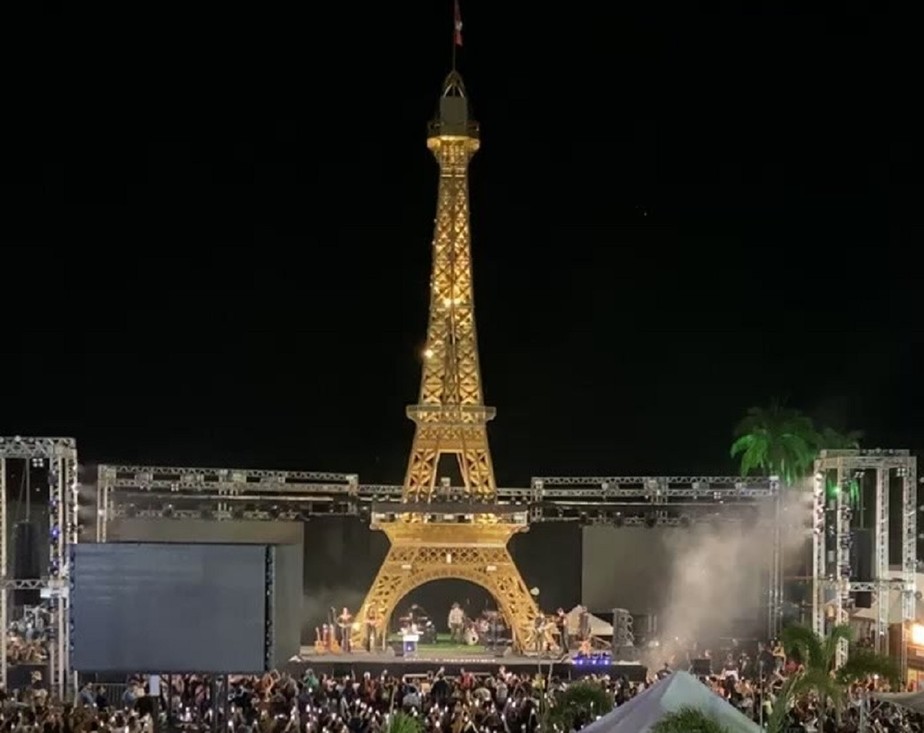 Réplica da Torre Eiffel é apresentada ao público em Minas Gerais