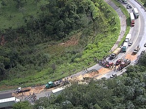 Acidente na BR-381 em Nova União. (Foto: Reprodução/TV Globo) Acidente na BR-381 em Nova União. (Foto: Reprodução/TV Globo)