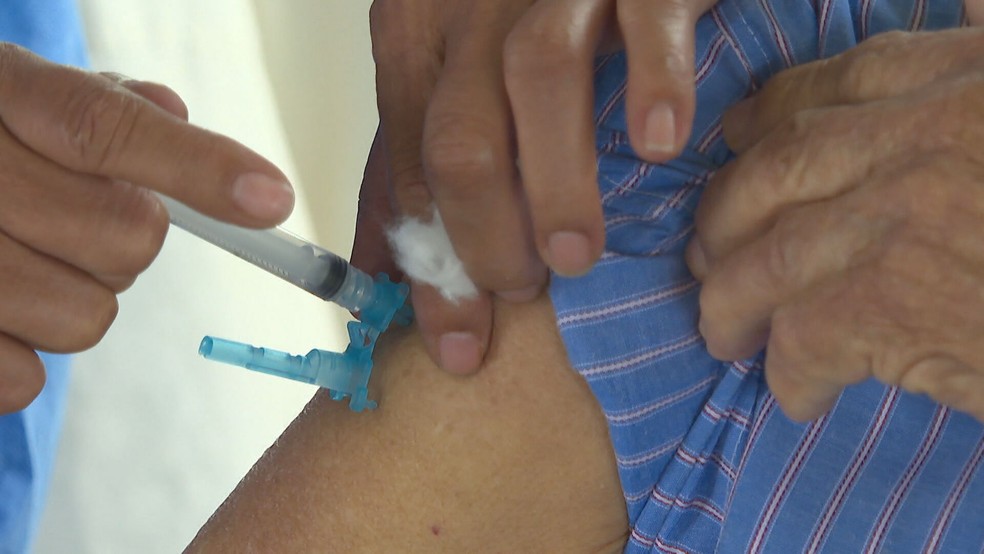 Vacinação é apontada como principal elemento para evolução dos números — Foto: Reprodução/ TV Globo
