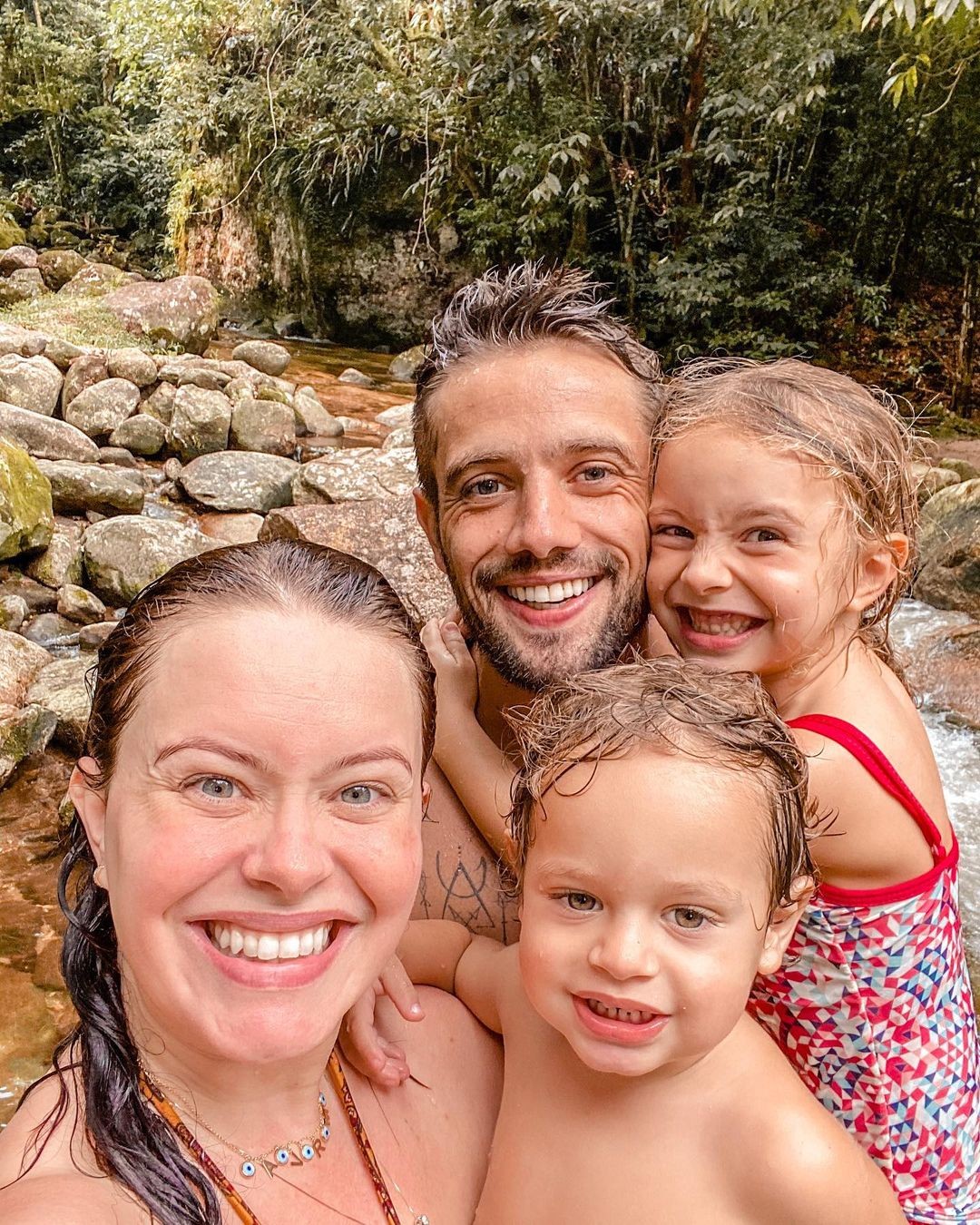 Mari Bridi e Rafael Cardoso com os filhos, Aurora e Valentim (Foto: Reprodução/Instagram)