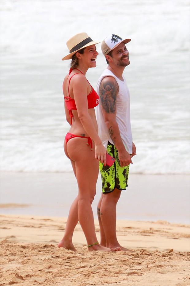 Giovanna Ewbank e Bruno Gagliasso na Praia do Sancho em Fernando de Noronha (Foto: AgNews)