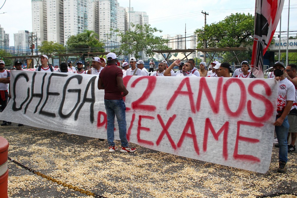 Protesto da torcida do São Paulo no CT com pipoca e faixas de cobrança — Foto: Matheus Tahan / Estadão Conteúdo