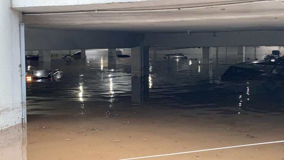 Carros submersos no estacionamento de uma concessionária na Zona Norte de São Paulo devido à chuva que atingiu a cidade nesta terça-feira (20). — Foto: Abraão cruz/TV Globo