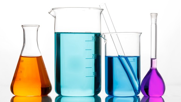 Vidros de laboratório de química com líquidos coloridos (Foto: Thinkstock)