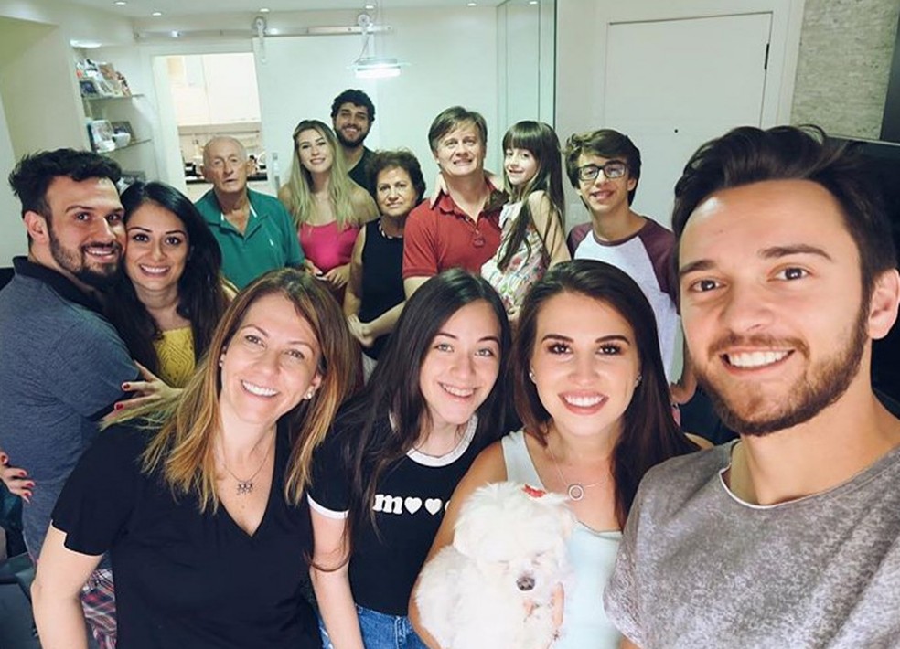 Fabi Santina em encontro da família; Carol (centro), Bruno (à esq.), Niina, Rick e Sophia (ao fundo) também aparecem na foto (Foto: Reprodução/Instagram/Fabi Santina)