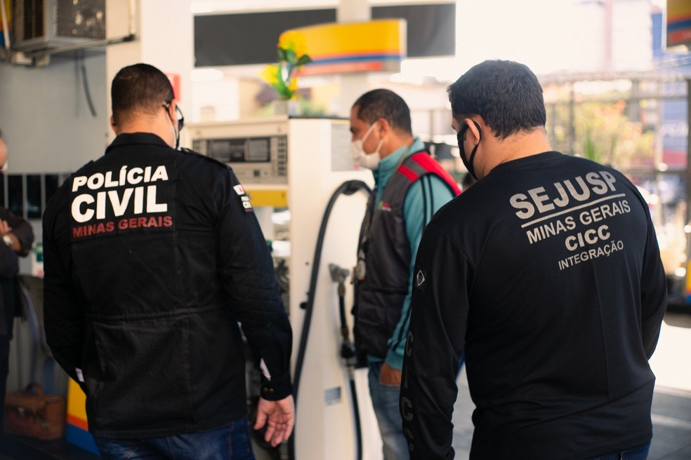 Fiscalização de postos de combustível em Minas Gerais — Foto: Dirceu Aurélio/Ascom Sejusp