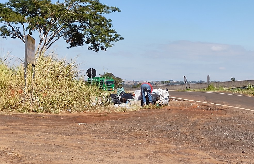 Lixo descartado de forma irregular em estradas rurais é apontado como falta de conscientização  — Foto: Stephanie Fonseca/G1