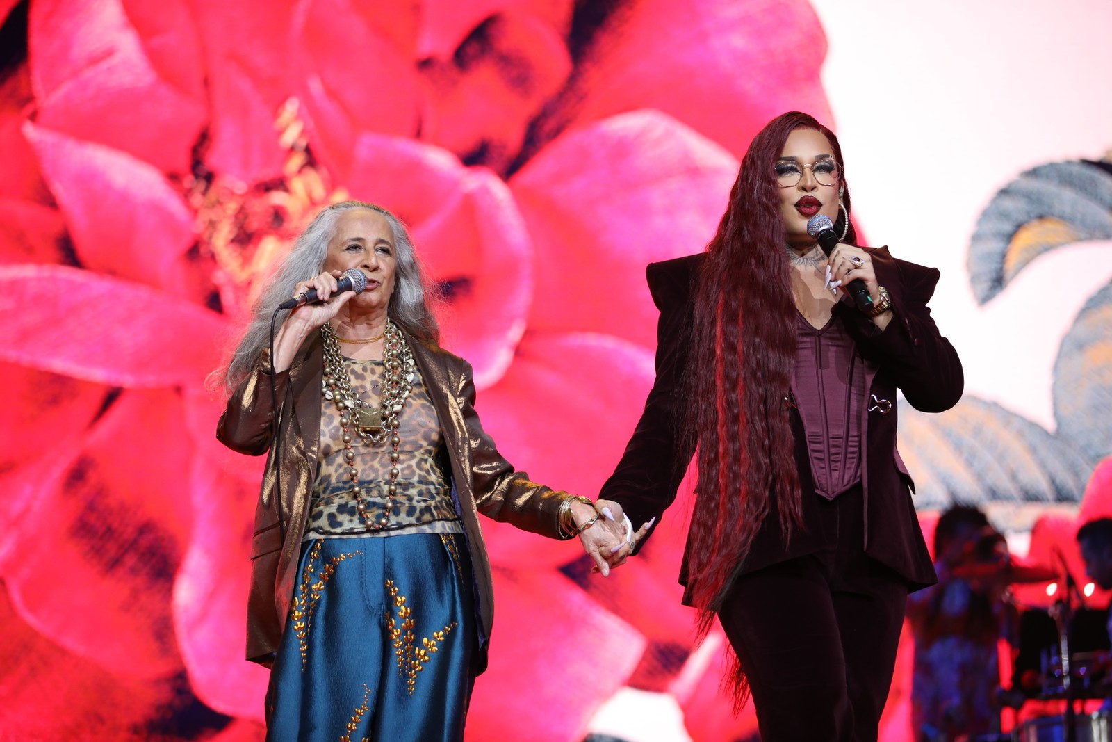 Maria Bethânia e Gloria Groove cantam 'O meu amor', de Chico Buarque, no Prêmio da Música Brasileira — Foto: Lucas Tavares