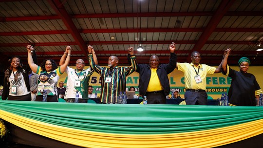 Apesar de escândalo, Ramaphosa é reeleito como líder do partido governista da África do Sul  