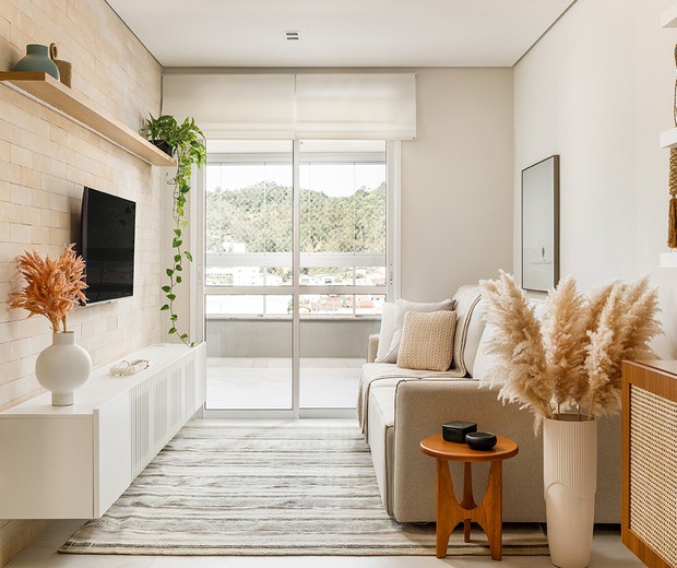 Apartamento de 75 m² é decorado com tons suaves e madeira clara (Foto: Rafael Ribeiro)