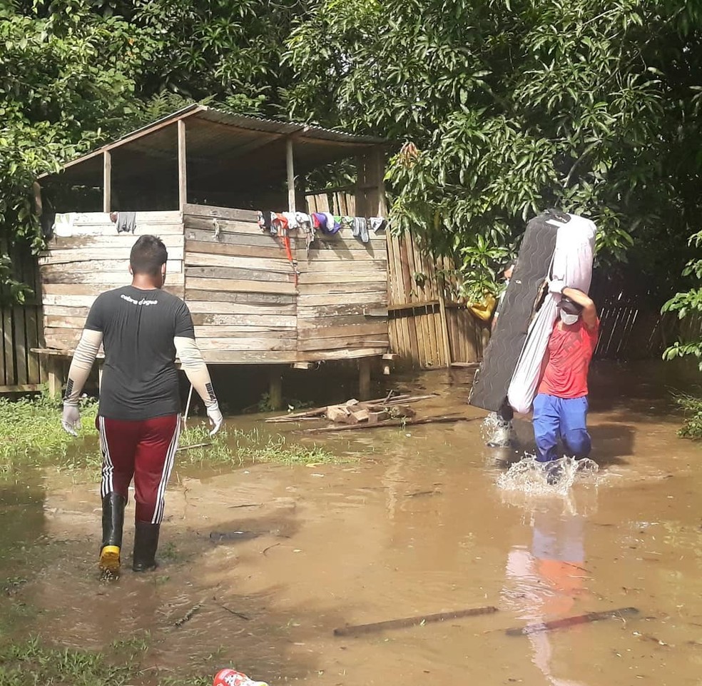 Indígenas foram levados para três escolas da cidade para receber assistência enquanto a água baixa  — Foto: Sandra de Brito/Arquivo pessoal